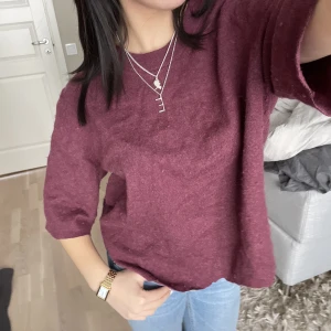 Trekvartsärmad stickad  - Säljer denna ursnygga Trekvartsärmade t-shirten i sjukt fin färg! Det är en långärmad från samsoe samsoe som jag klippt av💘💘 nypris 690kr! Kolla jättegärna in mina andra annonser 