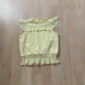 Blus  - En gul blus som är i bra skick och typ aldrig använd. OBS! frakten ingår i köp 