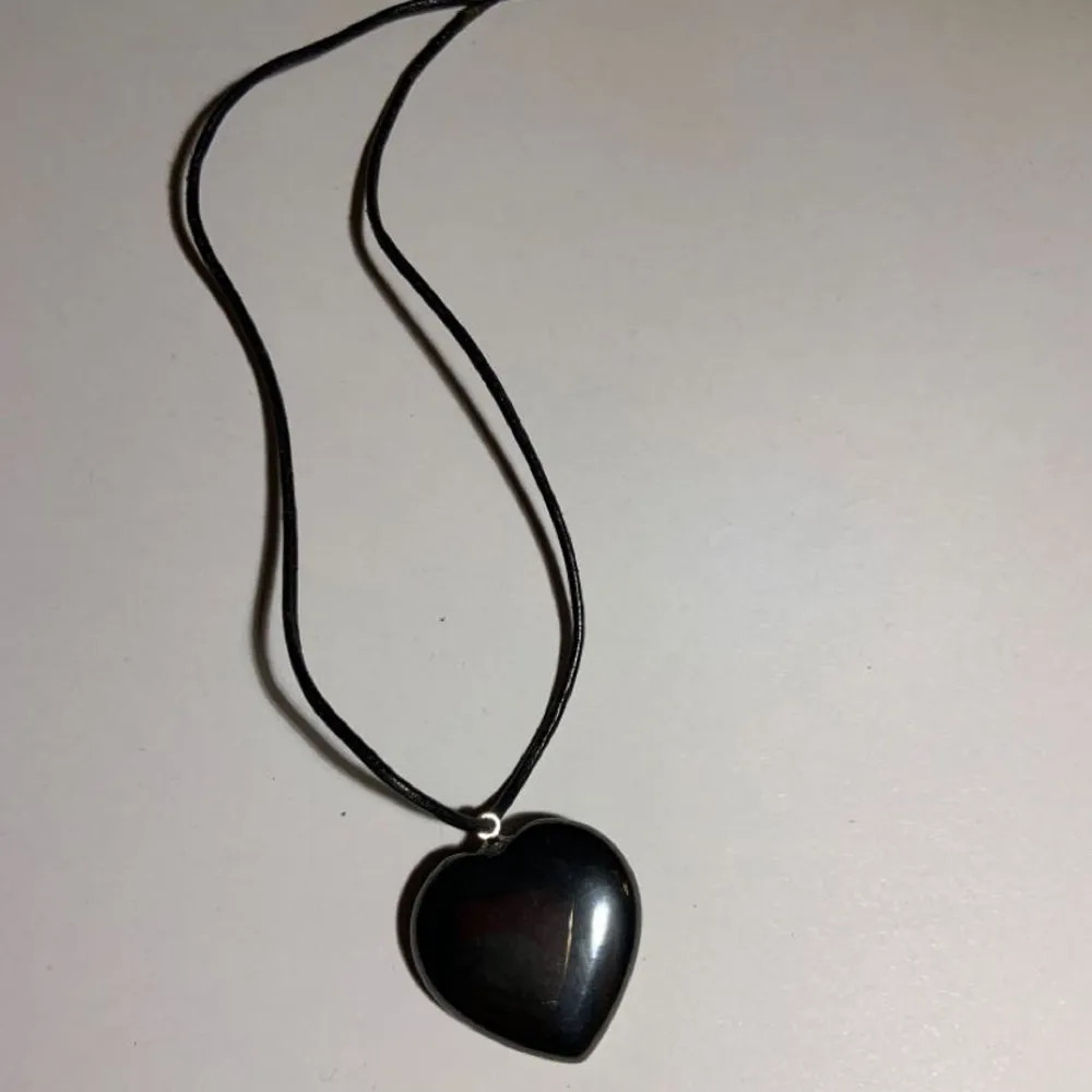 Trendigt halsband med ett svart hjärta!🖤supercoolt och sött❣️. Accessoarer.