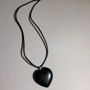 Trendigt halsband med ett svart hjärta!🖤supercoolt och sött❣️