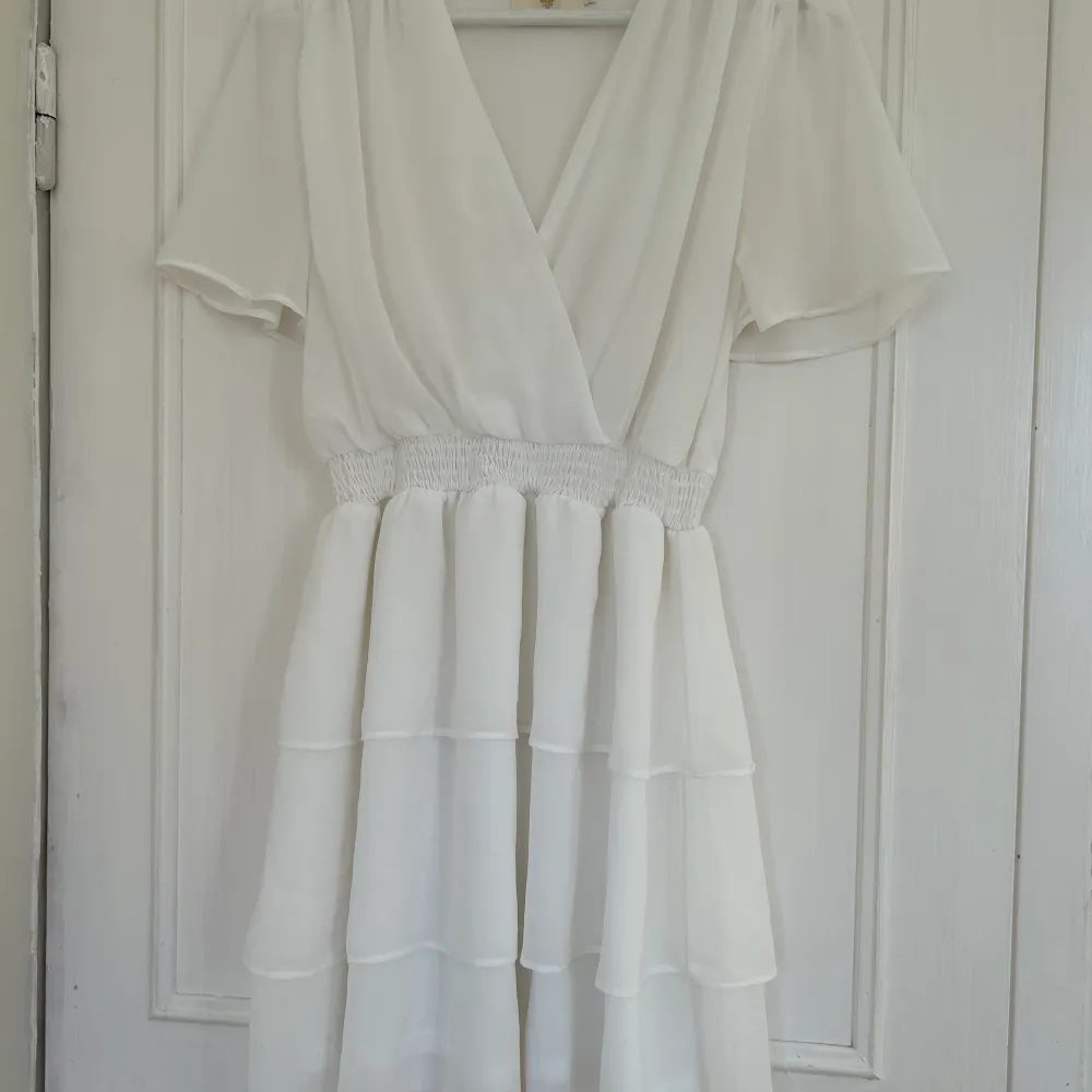 Säljer denna superfina vita klänning, perfekt för student eller skolavslutning. ☀️💕Klänningen är bara använd några få gånger och är i nyskick. (Köparen står för frakt) . Klänningar.