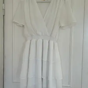 Säljer denna superfina vita klänning, perfekt för student eller skolavslutning. ☀️💕Klänningen är bara använd några få gånger och är i nyskick. (Köparen står för frakt) 