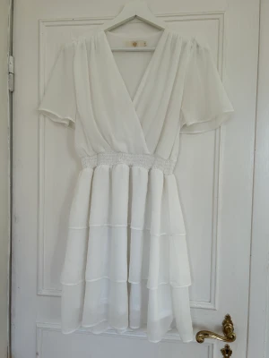 Vit sommarklänning  - Säljer denna superfina vita klänning, perfekt för student eller skolavslutning. ☀️💕Klänningen är bara använd några få gånger och är i nyskick. (Köparen står för frakt) 