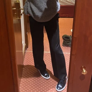 Fina kostymbyxor!! - Säljer mina favorit kostymbyxor. Dem har tyvärr blivit förkorta på mig, 177cm. På mig satt/sitter dem åt midrise hållet. Älskar materialet då det är lite mer åt kostym hållet! Nypris ca 1400kr. Inga defekter alls!💕🫶🏻
