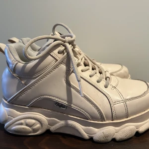 Buffalo sneakers  - Beigea Buffalo sneakers, lite slitna vid tårna annars mycket bra skick 