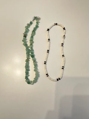 halsband  - tryck inte på köp nu! två fina halsband köpta i spanien, säljer eftersom att de inte kommer till användning. kristallhalsbandet kostar 30 och det andra kostar 40