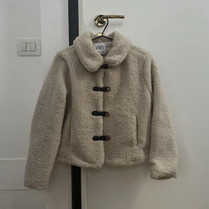 Jacka ZARA  - Ny jacka från ZARA i storlek XS. Aldrig använd 