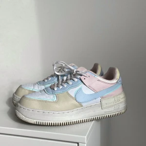 Nike Air Force  - Säljer mina Nike Air Force. De är inte äkta men de är identiska! Och så himla sköna. Jag älskar dom, men har tyvärr alldeles för många skor så därför säljer jag dom nu. De är använda några gånger men är i väldigt bra skick. De är normala i storleken. 👟
