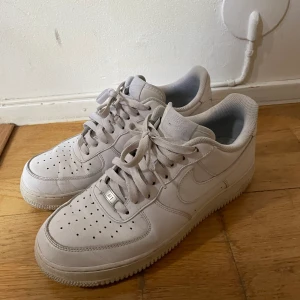 Nike air force 1 - Säljer dessa nikes i man strl 42,5  då han inte  kan ha dem. Relativt oanvända. Pris kan diskuteras med snabb affär ä