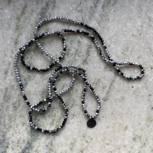 Halsband  - Så snyggt men jag har för många halsband! Ca 115 cm. Möts upp i Stockholm eller skickar mot fraktkostnad 💕