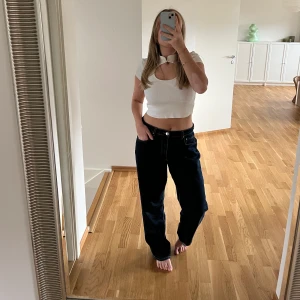 GINA TRICOT topp - Garderobsrensning!!! Kommer mer!!! Säljer denna fina topp från Gina Tricot som är i superbra skick. Storlek: M Färg: Vit Köparen står för frakten!!!  (OBS! Tryck inte köp nu!)