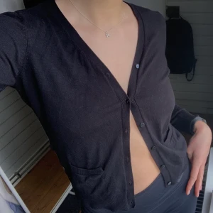 Svart kofta - Svart kofta från märket Stockholm LM i storlek S🤍 Lika fin med några knappar uppknäppta eller alla stängda. Toppskick och väldigt fin kvalité!☺️