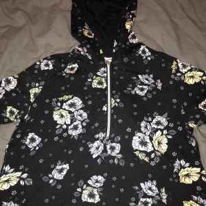 Hoodie  - Hoodie storlek 152 40kr