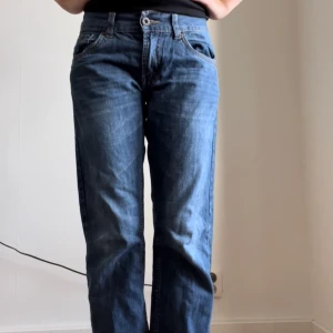 Levi’s Jeans - Jättefina lågmidjade Levi’s jeans i bra skick. Är fortfarande inte helt säker på om jag vill sälja!