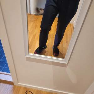 Low waist mörkblåa byxor från Mango. De har blivit lite för stora för mig. Storlek 38. Sparsamt använt.