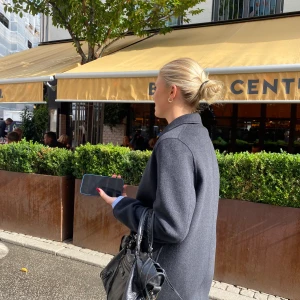Balenciaga väska - Säljer min Balenciaga väska! Passar till alla och ger en snygg detalj till outfiten. Pris kan diskuteras! Köpte den för 9000 kr från the vintage bar. Be om mått och har äkthetsbevis och mer bilder