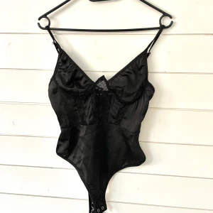 Body - Sååå snygg body med spets och silkes tyg! Helt oanvänd! Storlek 36