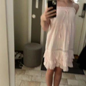 Söt sommar klänning från Lise Sandahl  - Använd men inte sliten säljer pga att den aldrig kommer till användning