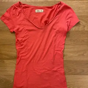 Rosa v-ringad t-shirt från Hollister, storlek XS