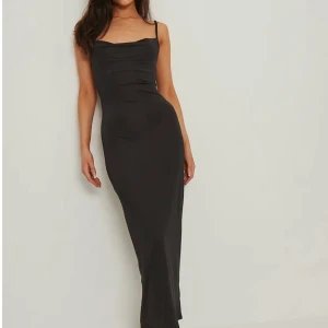 Svart satinklänning - Säljer nu min jättefina satinklänning från nakd då den tyvärr inte kommer till så mycket användning. Storlek S och använd en gång!🫶🏻