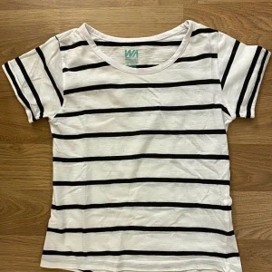 Randig t-shirt - Randig t-shirt från Warp, stadiums märke, använd ett fåtal gånger, storlek 146/152