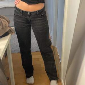 Säljer mina svarta weekday jeans! Dem har nästan aldrig kommit till användning pga inte riktigt min stil därför säljer jag