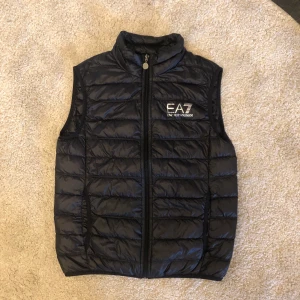 EA7 Väst - EA7 Armani väst i strl S Nypris 1500 
