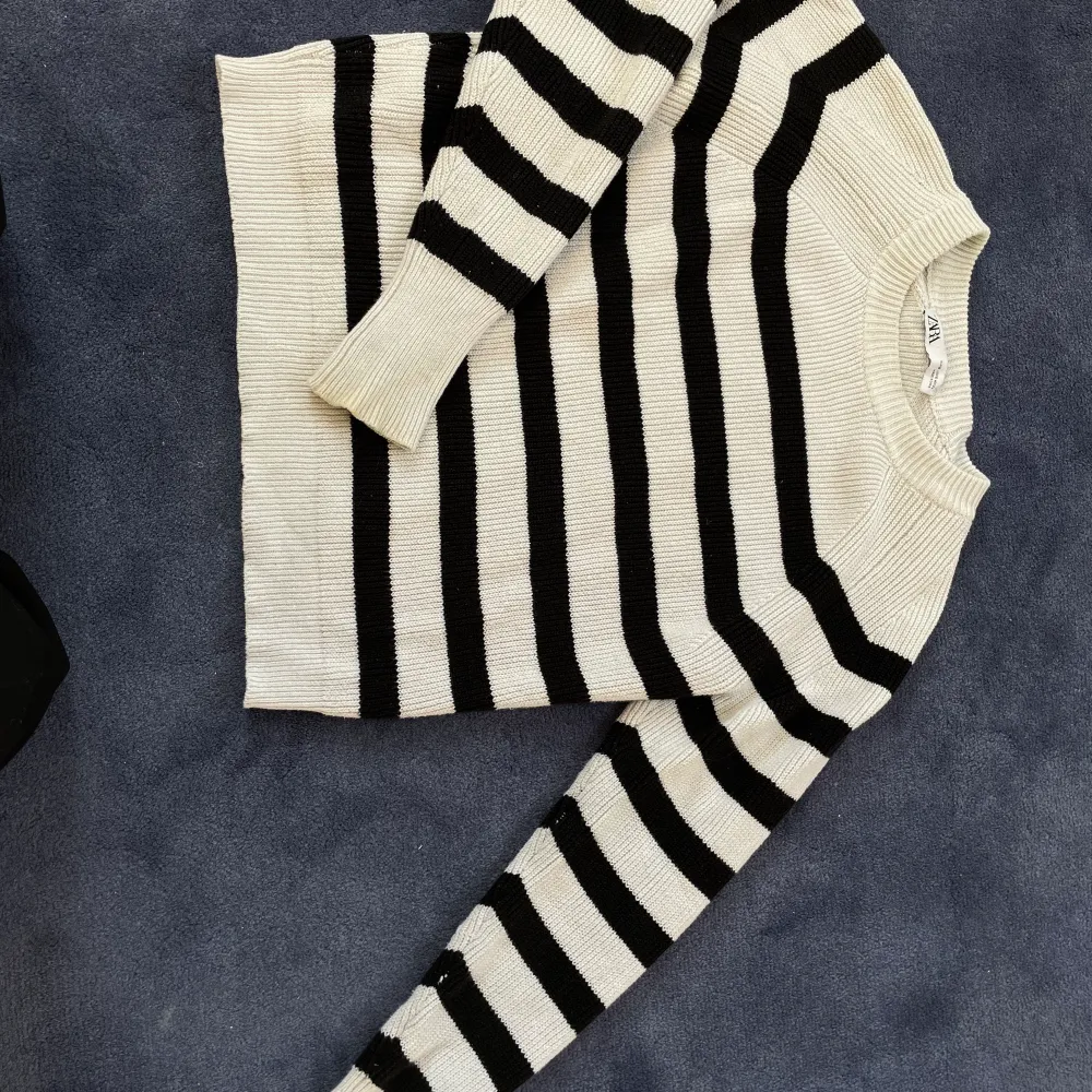 Jättefin stickad tröja i str S från Zara!! Passar till allt❤️ Köpte för 399kr . Stickat.