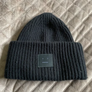 Acne mössa - Svart acne mössa🖤 Köptes förra vintern, för 1200kr. Jättebra skick. Köparen betalar frakten!