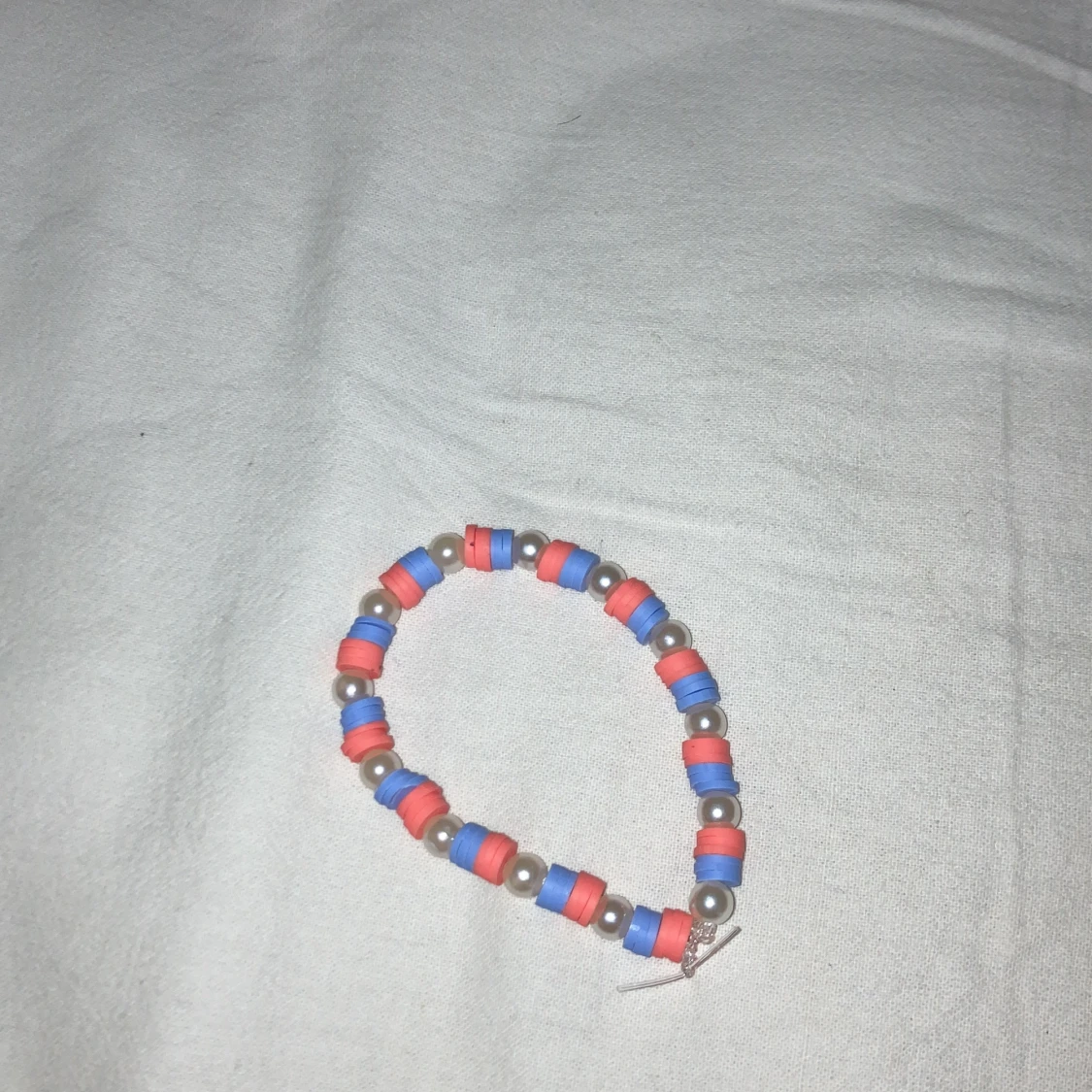 Armband hemmagjort men fina pärlor färgerna blå vit orange