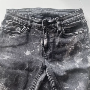 Ralph Lauren jeans - Garderobsutrensning. Svart/vit melerade jeans från Ralph Lauren. Säljes pga blivit för små. Frakt tillkommer - skickas icke rekommenderat.