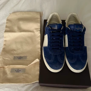 Valentino sneakers - Säljer mina superfina mörkblå ”Valentino flycrew” sneakers.  Dem är anvönda men i gott skick (förrutom att en nit är borta där bak)  Man får men box, samt en sko ”dustbag” till båda skorna!!
