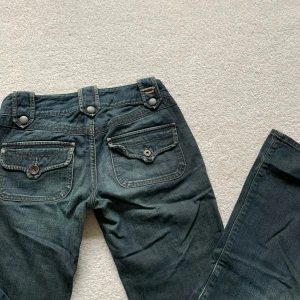 Diesel-jeans - Lågmidjade raka jeans med najs fickor, från Diesel! Jag är 173 cm, midjemåttet är 72 cm och innerbenslängden 79 cm (tyvärr lite för små för mig) ❤️‍🔥