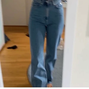 Jeans - As coola jeans med hög midja ifrån weekday! Aldrig använda!! Va 1 cm är avklippt från jeansen där nere men inget som syns!❤️ 