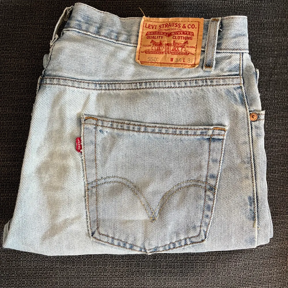 Väldigt snygga och bra passform, lite slitna ner till men tycker det ger mer karaktär till byxorna. Jeans & Byxor.