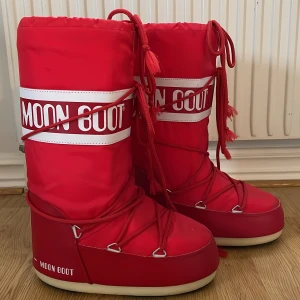 Moonboots  - Säljer mina röda moonboots för att jag vill köpa ett par nya och dem jag har nu är lite för små för mig. Jag har använt dem men dem är i jätte bra skick.  (Skriv för mer information💓)