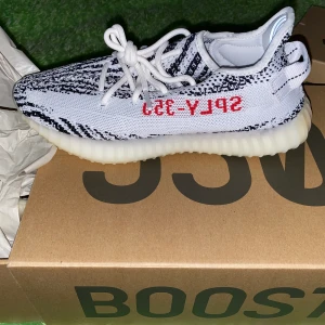 Yeezy boost 350 zebra 41.5 - Yeezy boost 350 zebra 41.5 Helt nya i kartong Har kvitto Bor i Stockholm kan mötas eller skickas