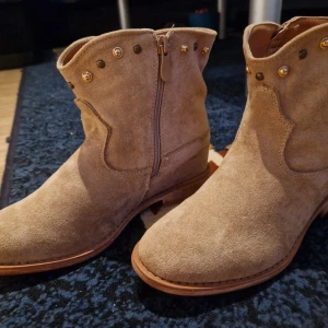 Strl 37 nya carmel  - Vackra och mycket bekväma nya skor på en lågkil strl 37 isolerad insida.  .     vissa skor behöver rengöras, de låg i en påse med andra skor, så de kan vara smutsiga eller dammiga, mycket bra skick, perfekt skick eller nya skor, storlek 37 eller 37,5 och 