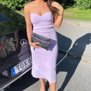 Lila klänning  - Lila klänning ifrån zara i storleken S, endast använd en gång🤍