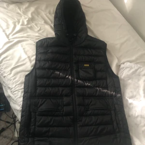 Barbour väst storlek M - Ser helt ny ut inga skador inga hål köpt för 2200kr på nk Göteborg 