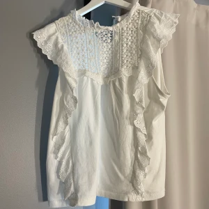 Mango topp - As gullig topp som knappt använts, passar till allt!! 😍 