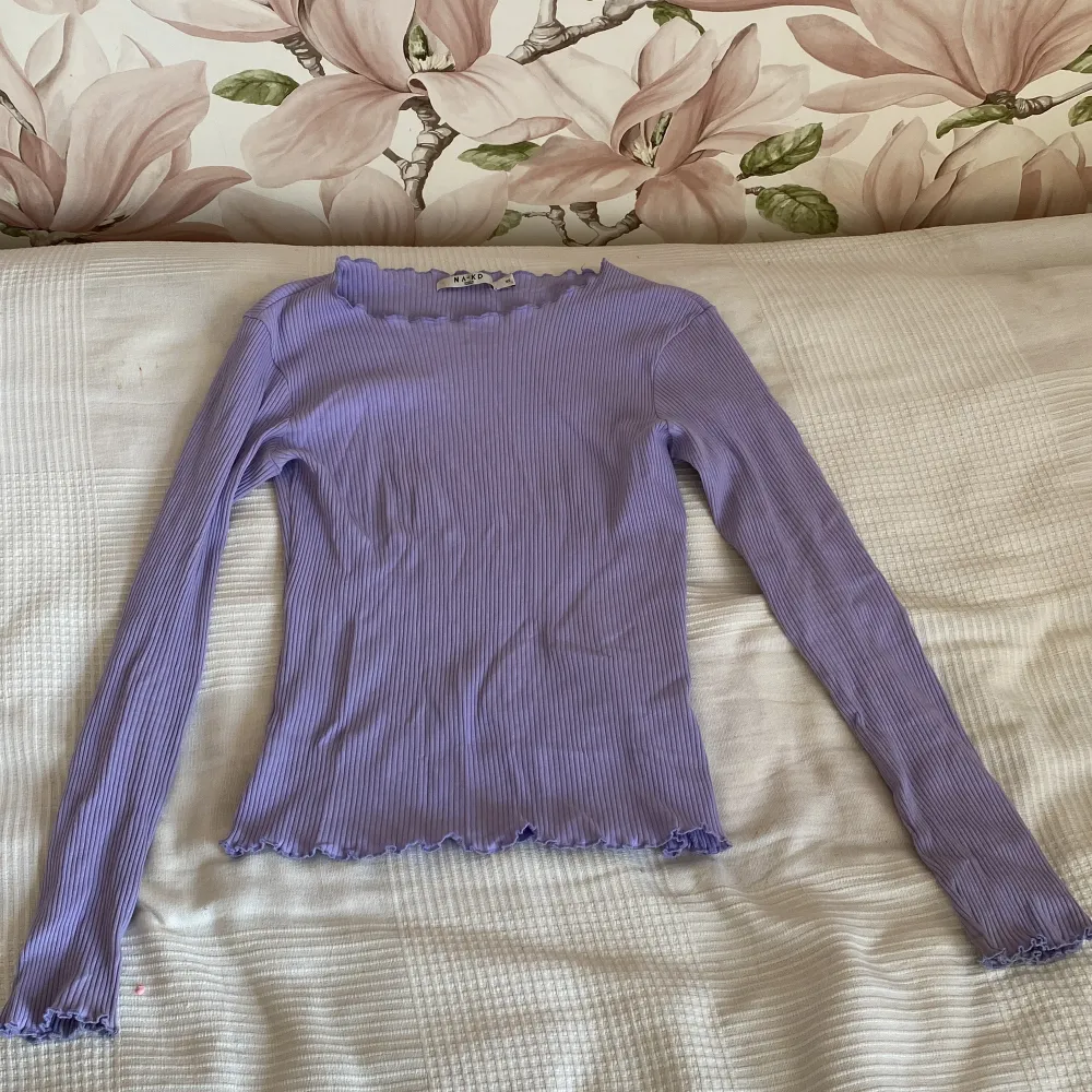 En fin lila långärmad tröja ❤️jättefin o bra kvalite❤️ jag säljer denna för den kommer inte till användning ❤️ säljer denna för 100kr❤️. Tröjor & Koftor.