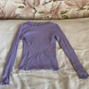 En fin lila långärmad tröja ❤️jättefin o bra kvalite❤️ jag säljer denna för den kommer inte till användning ❤️ säljer denna för 100kr❤️