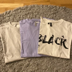 T-shirt  - 2 t-shirt från hm i strl S & M, 1 t-shirt från Vero Moda med tryck. En lila, beige och en lite grå/beige. Säljer pågrund av att jag aldrig använder dem. Köp separat 30kr.