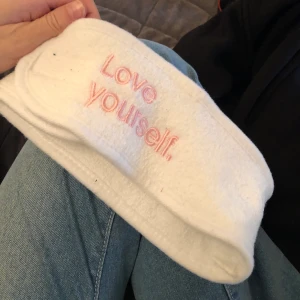 Hårband - Superfint hårband från indybeauty! Älskar detta, men har dubbletter! Så najs att ha när man sminkar sig! Frakt tillkommer på 15kr