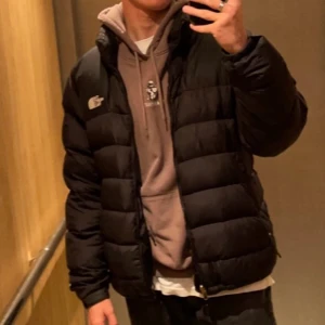 The North Face Jacka - Jacka från North face, size M. Köpt förra vintern, finnt skick förutom ett litet rivmärke vid fickan (fråga om bild).Skickas samma dag eller meetup Stockholm 