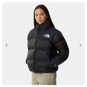 North face jacka  - Säljer min the north face dunjacka som är i bra skick. Använt en vinter men ser som ny ut. Köptes för 3500 säljer för 2500 men pris kan diskuteras. Skriv privat för fler bilder🥰