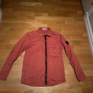 Stone island Jacka - Storlek M Säljer då jag ej har användning av denna jacka längre  Cond 9/10  Dm för mer info