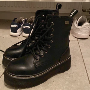 Svarta kängor 🖤 - Säljer mina älskade kängor 😭 för att de är för små för mig. De är perfekta nu inför hösten! Ordinari pris vart 1000 kr. Har använt Max 3 gånger, men som man ser på andra bilden är de lite skrapade där framme men de är inget man lägger märke till så mycket