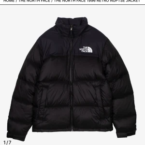 North face jacka - Säljer min supersnygga northface jacka då jag nästan aldrig använder den och inte min stil längre. Köptes för 3000 kr ungefär och använd från december till januari/februari 2022 har även pyttelitet hål i ärmen som ej syns. Meddelande för privata bilder.  